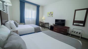 Habitación Estándar, 2 camas dobles - Fumadores | Escritorio, espacio para trabajar con laptop y cortinas blackout