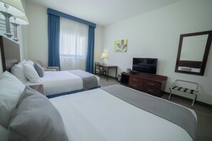 Habitación Estándar, 2 camas dobles - Fumadores | Escritorio, espacio para trabajar con laptop y cortinas blackout