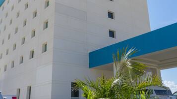 Un hôtel dont l’enseigne, bien visible, porte l’inscription « HÔTEL AEROPUERTO ».