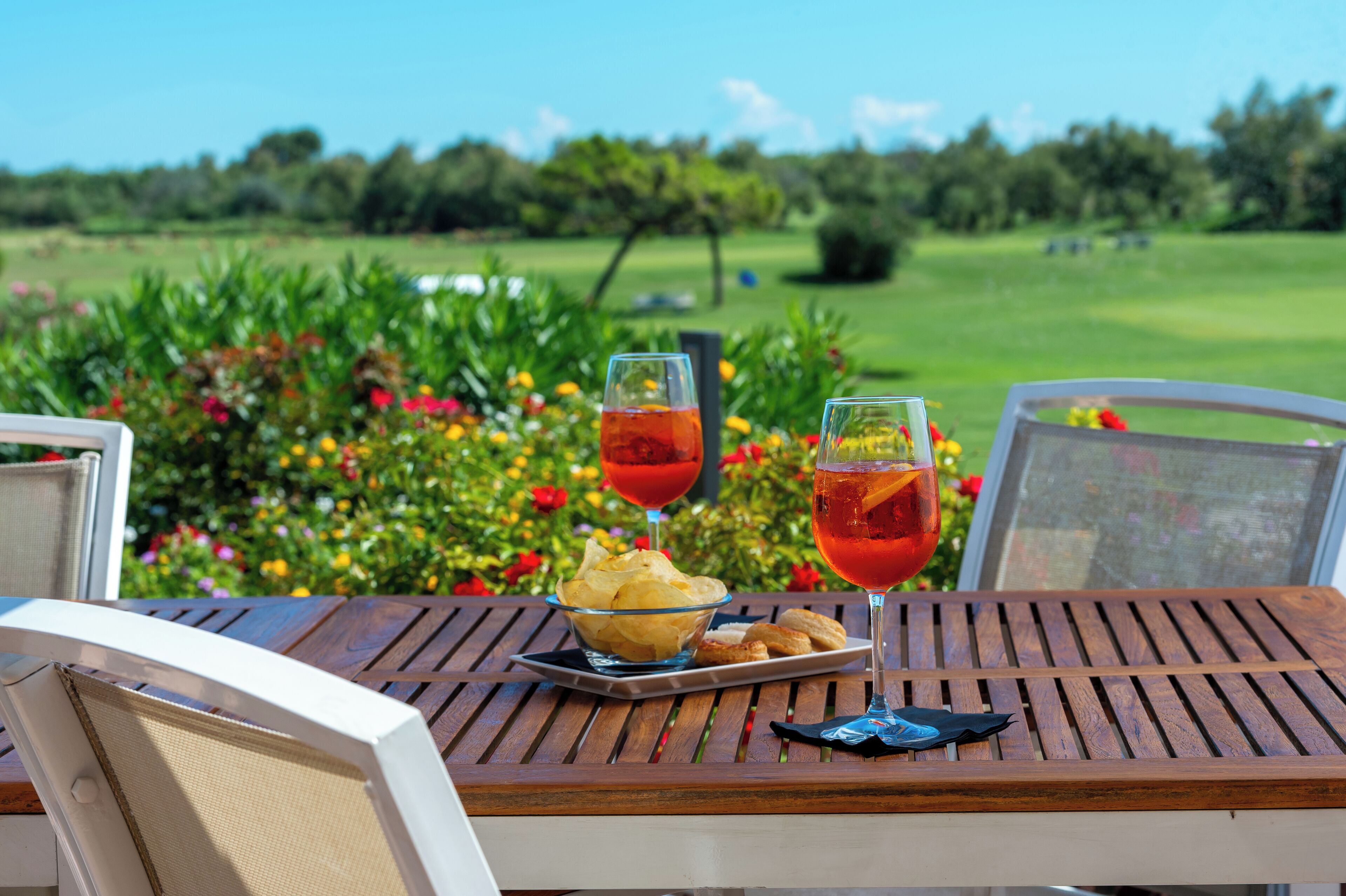 Menyajikan hidangan lokal dan internasional