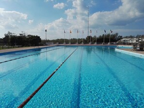 Seasonal outdoor pool, pool umbrellas, sun loungers - Isola di Albarella Golf Hotel (Rosolina)