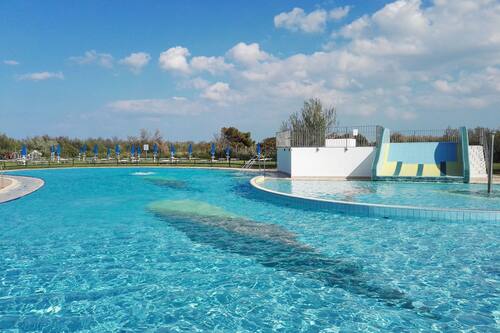 Seasonal outdoor pool, pool umbrellas, sun loungers