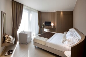 Habitación doble superior, 1 cama matrimonial | 1 habitación, minibar, caja de seguridad en la habitación y escritorio