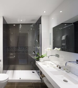 Superior-dobbeltværelse - 1 dobbeltseng | Badeværelse | Bruser, miljøvenlige toiletartikler, hårtørrer, bidet