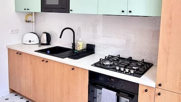 Appartamento Premium, 4 camere da letto, vista città (Świętojańska 27/29 m 2A) | Cucina privata | Frigorifero, piano cottura, macchina per tè/caffè, bollitore elettrico