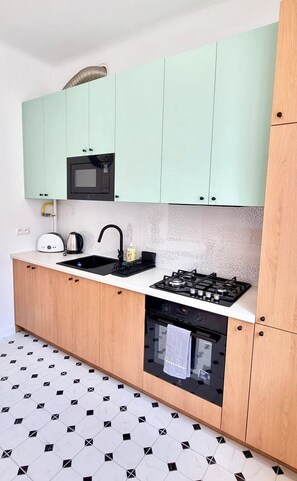 Premium Apartment, 4 Bedrooms, City View (Świętojańska 27/29 m 2A) | Private kitchen | Fridge, stovetop, coffee/tea maker, electric kettle - AAA STAY Castle Square Old Town (Warsaw)