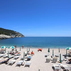 Pantai persendirian, pasir putih, pengangkutan ulang-alik pantai