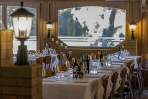 2 restaurants, lunch, dinner served; local cuisine