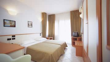 Quadrupla Standard | Minibar, una scrivania, tende oscuranti, lenzuola