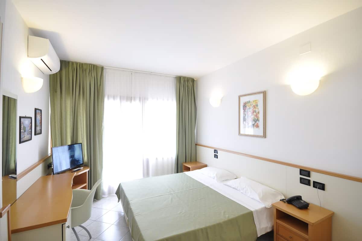 2 bedrooms, minibar, desk, blackout drapes