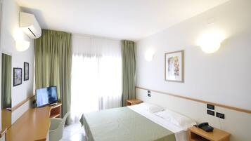 2 bedrooms, minibar, desk, blackout drapes