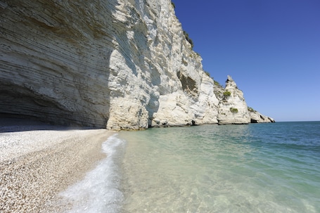 Private beach, white sand, beach shuttle, sun-loungers. Pugnochiuso Resort - Hotel Degli Ulivi