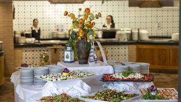 2 restaurantes; se sirve almuerzo y cena; cocina local