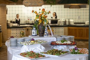2 restaurants; lunch and dinner served