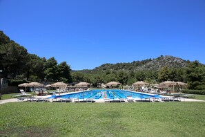 Seasonal outdoor pool, pool umbrellas, pool loungers - Pugnochiuso Resort - Hotel Degli Ulivi (Vieste)