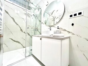 Appartement Deluxe, 2 chambres, rez-de-chaussée (Podwale 29/6) | Salle de bain