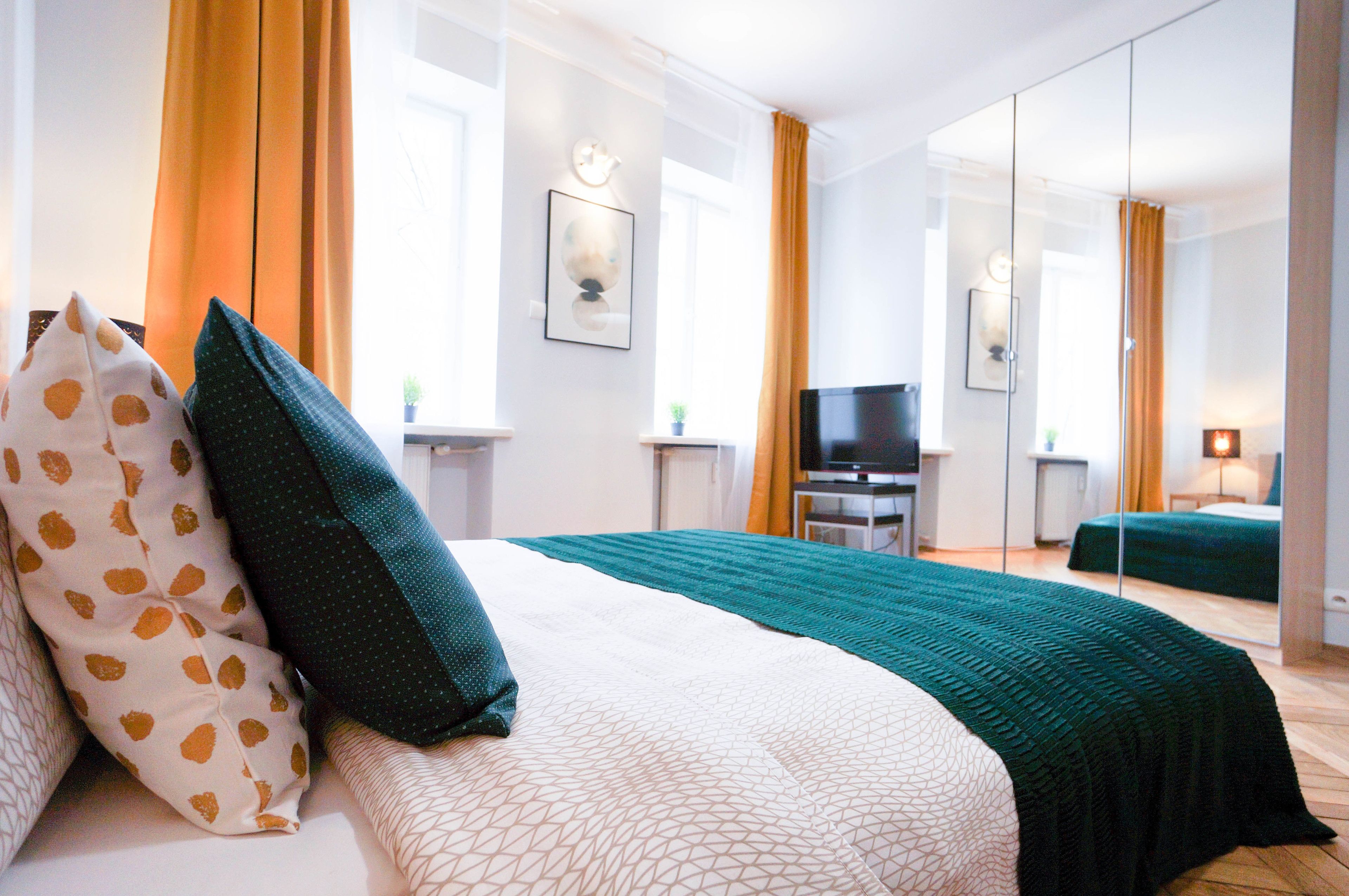 クラシック スタジオ クイーンベッド 1 台 (Freta 11/4) | リビングルーム | 42 インチの薄型テレビ (デジタル放送視聴可)、テレビ