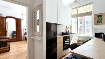 Deluxe Apartment, 1 Bedroom, Non Smoking, City View (Piwna 28/30) | Private kitchen | Fridge, stovetop, coffee/tea maker, electric kettle