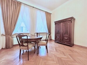 Departamento Confort, 2 habitaciones, para no fumadores, vista a la ciudad (Piwna 46) | Decoración personalizada, muebles diferentes y insonorización
