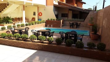 Piscine extérieure, chaises longues