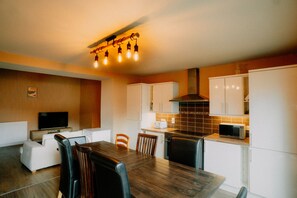 House, Private Bathroom, Garden View (5 Bedroom House ) | Lounge - Inverness Holiday House (Inverness)