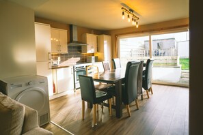 Ferienhaus, eigenes Bad, Gartenblick (5 Bedroom House ) | Speisen
