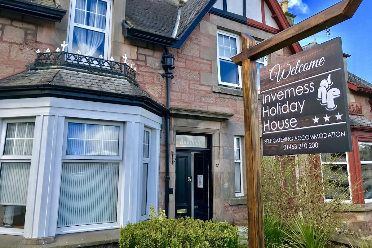Il s’agit d’un bâtiment traditionnel, agrémenté d’une enseigne indiquant « Inverness Holiday House », ce qui signifie qu’il propose des hébergements en location avec possibilité de cuisiner soi-même.