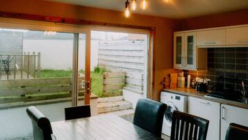 House, Private Bathroom, Garden View (5 Bedroom House ) | Shared kitchen