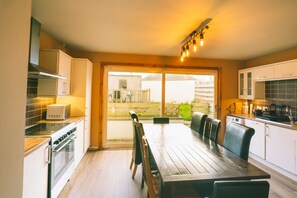 Standard Double Room, Private Bathroom | Dining - Inverness Holiday House (Inverness)