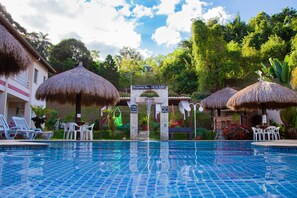 Una piscina al aire libre, cabañas de piscina gratuitas, sombrillas