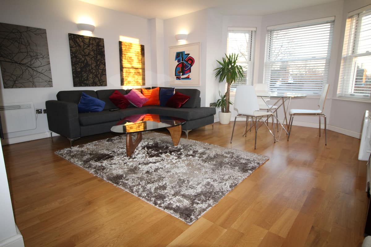 Superior Studio (with Bay Window) | Iron/ironing board, free cots/infant beds, rollaway beds, free WiFi