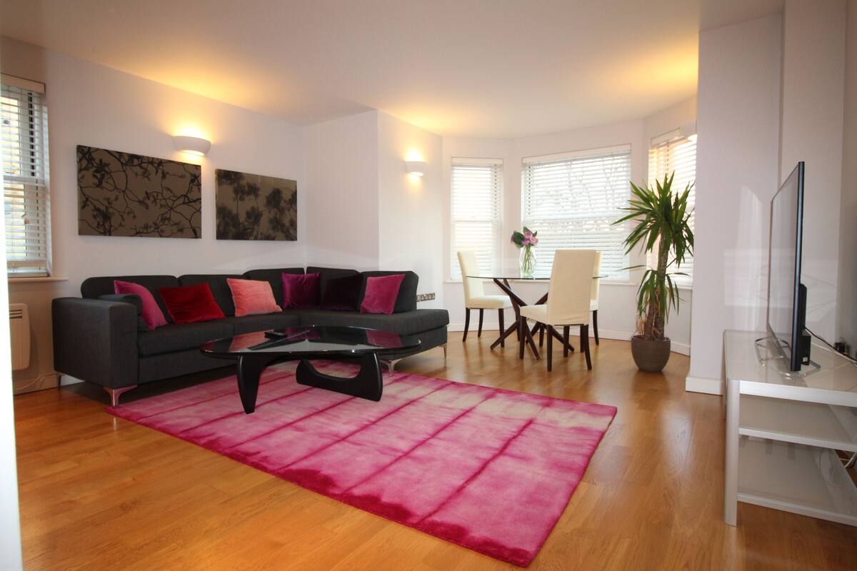 Superior Apartment (with Bay Window) | Iron/ironing board, free cots/infant beds, rollaway beds, free WiFi