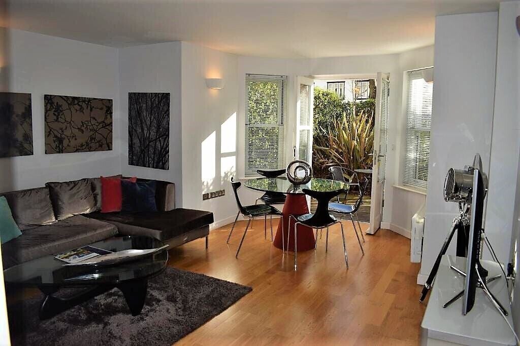 Superior-Apartment, Terrasse, zum Garten hin | Wohnbereich | Flachbildfernseher
