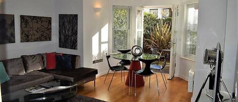 Superior-Apartment, Terrasse, zum Garten hin | Wohnbereich | Flachbildfernseher