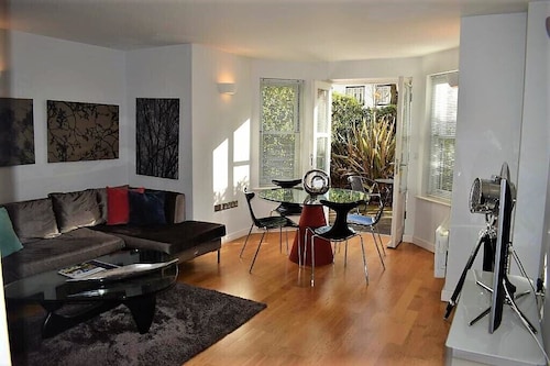 Lux Living Apartments - Marino Place