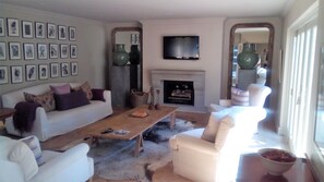 Taulutelevisio, DVD-soitin, iPod-telakointiasema