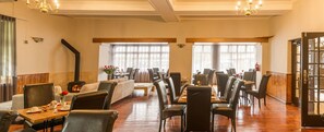 Desayuno con opciones de la cocina local incluido todos los días 