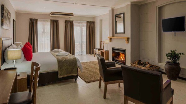 Egyptian cotton sheets, premium bedding, desk, free WiFi - Clanwilliam Hotel by Country Hotels (Cederberg)