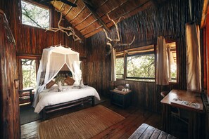 Bushwillow (Superior Tree House) | In-room safe, bed sheets - Pezulu Tree House Lodge (Hoedspruit)