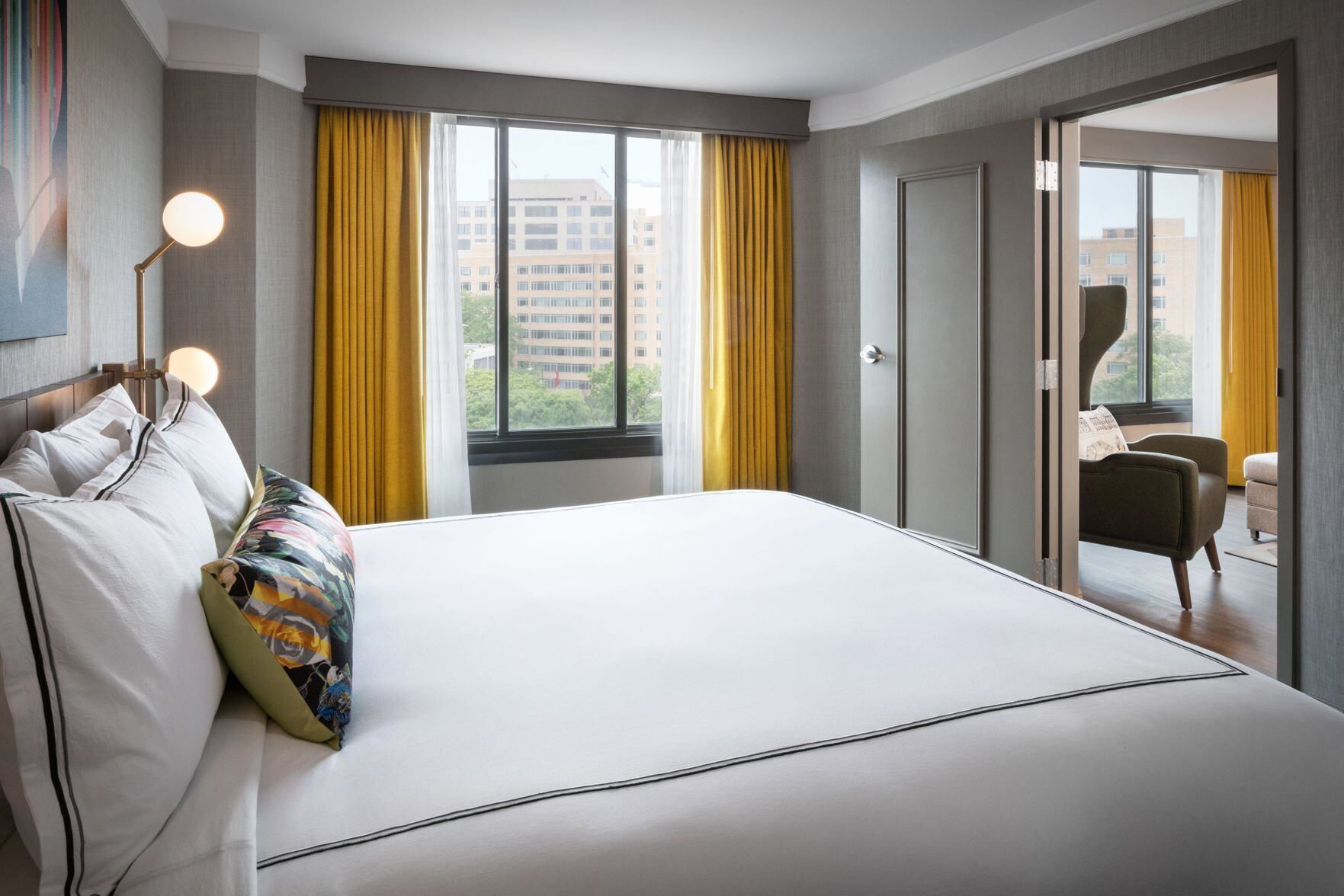 Luxe beddengoed, donzen dekbedden, een kluis op de kamer, een bureau