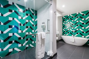 Amenidades de baño de diseñador, secadora de cabello, batas, toallas 