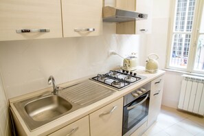 Nevera en la zona común y microondas en la zona común