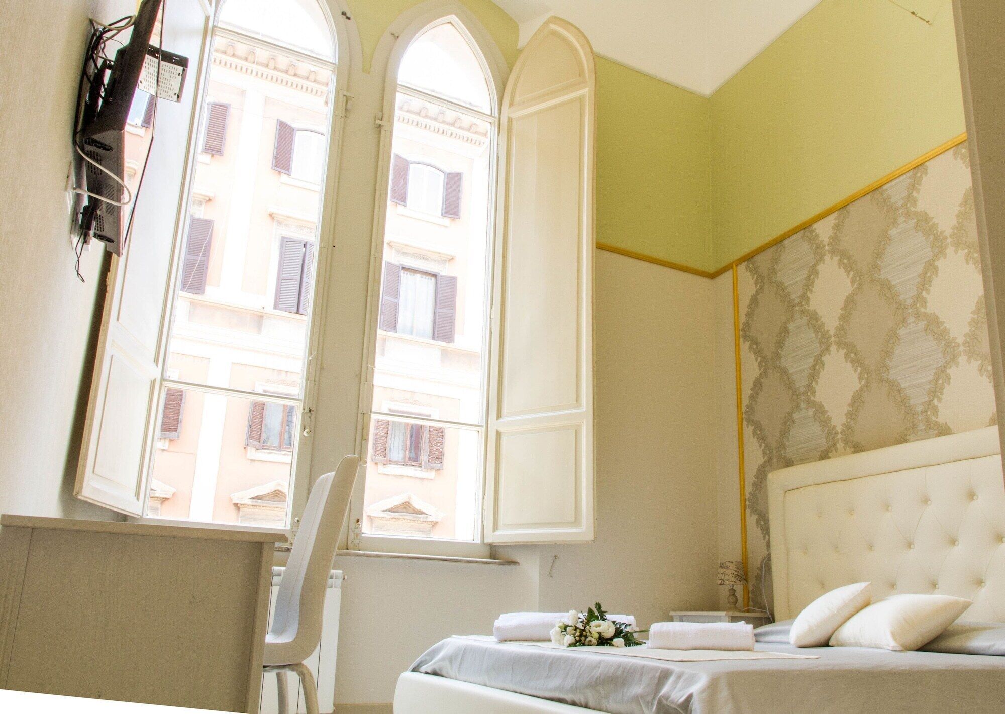 ミニバー、セーフティボックス (室内)、デスク、ノートパソコン用作業スペース