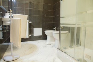 Shower, free toiletries, hair dryer, bidet - Magister (Rome)