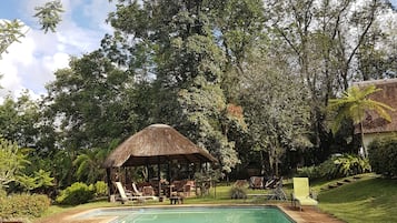 Piscina all'aperto, lettini