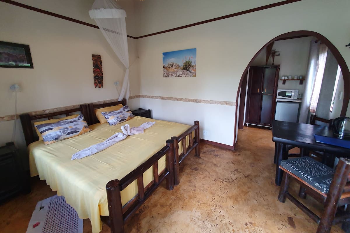 Comfort-Zimmer, 1 Schlafzimmer, Kühlschrank und Mikrowelle, Poolseite | 1 Schlafzimmer, Bettwäsche