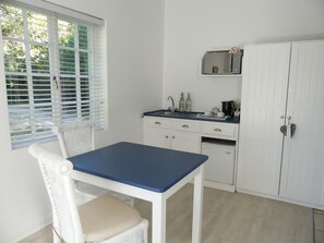 Suite familiare, 1 camera da letto, vista giardino | Angolo cottura privato | Frigorifero, microonde, macchina per tè/caffè, bollitore elettrico