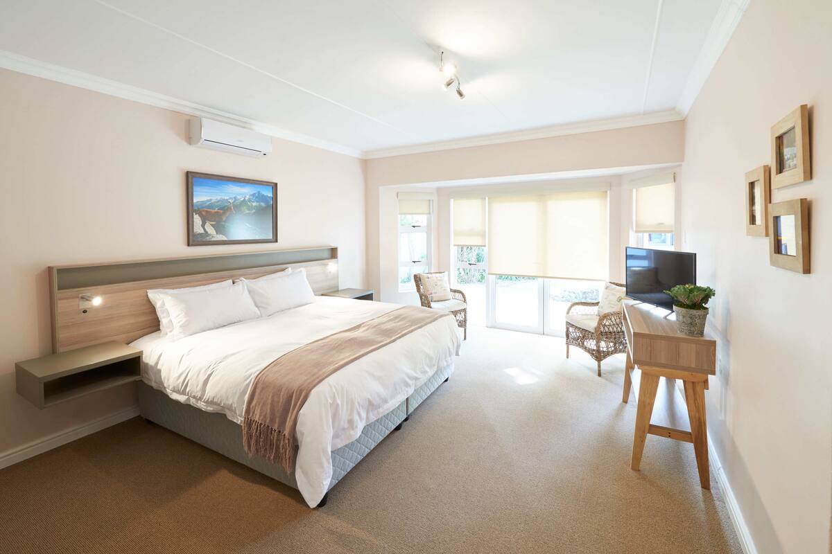 Luxury Suite, 1 Bedroom, Private Bathroom, Pool View | Premium bedding, down comforters, memory foam beds, in-room safe