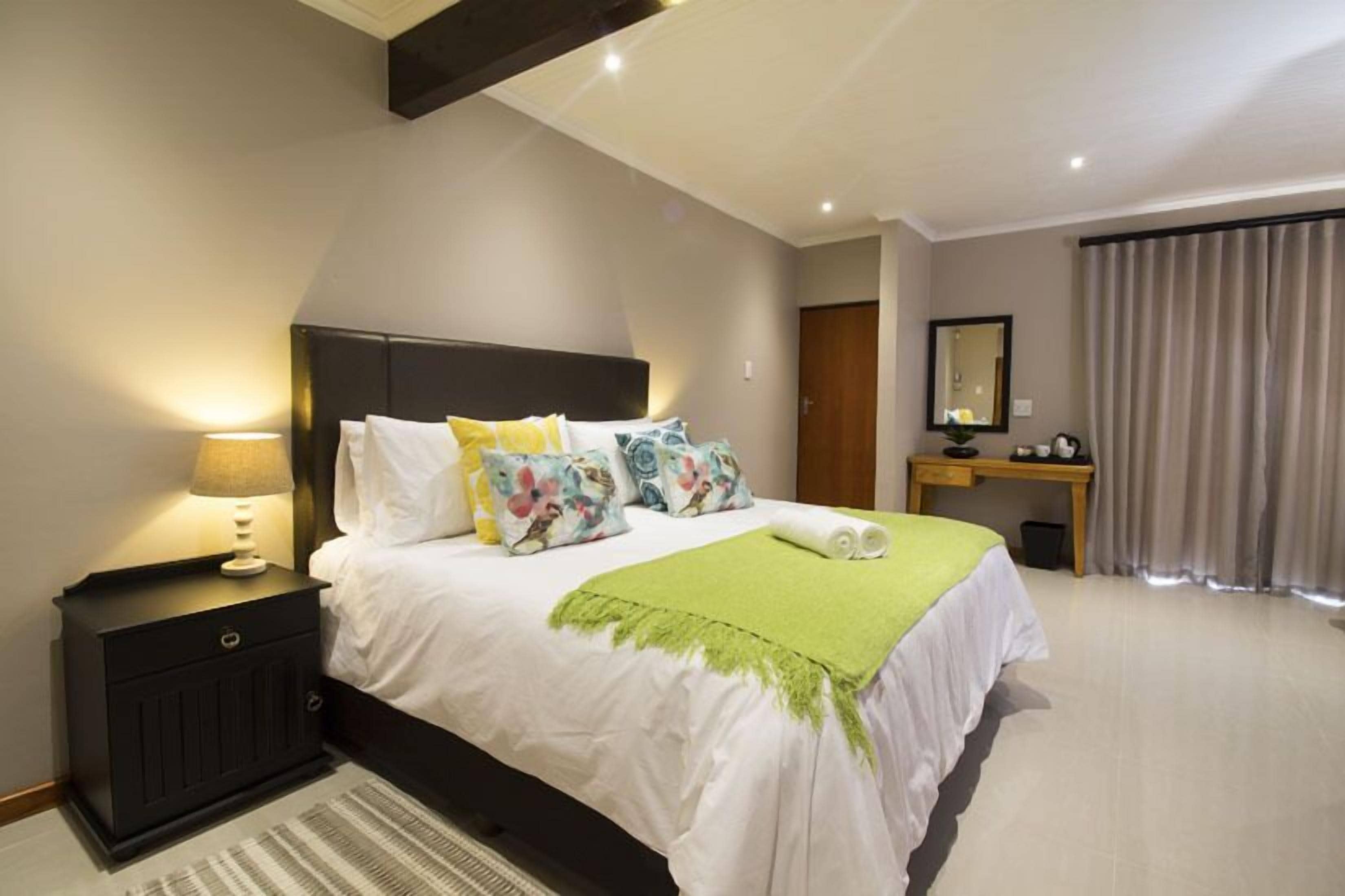 書桌、筆電工作空間、免費無線上網、床單