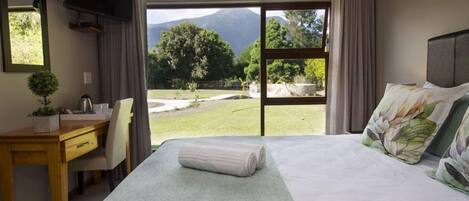 Escritorio, espacio para trabajar con laptop y wifi gratis